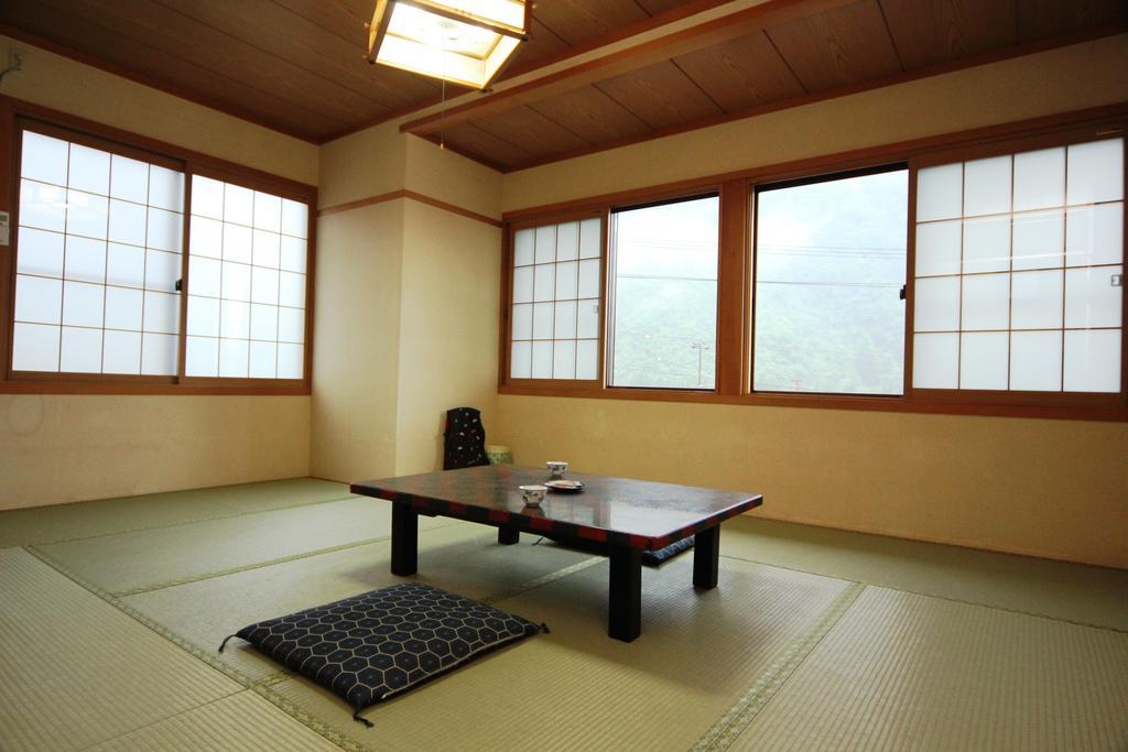 Jinkuro Hotell Takayama  Rum bild
